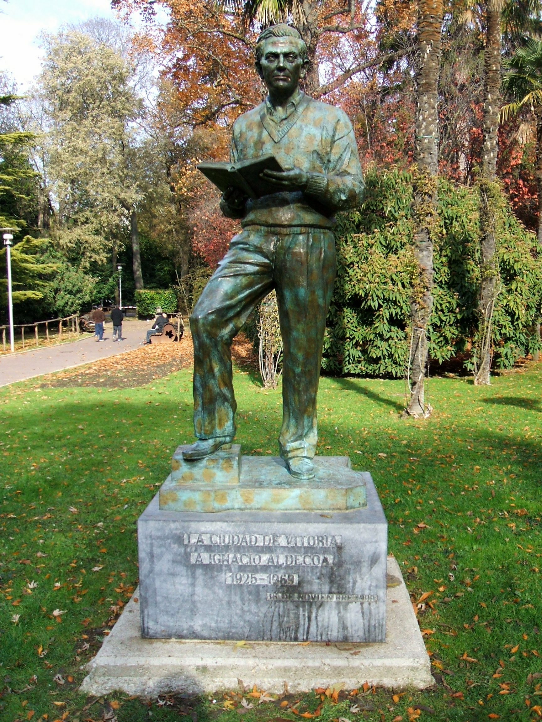 Monumento a Aldecoa en Vitoria