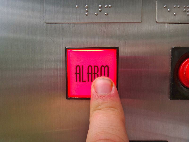 800px-Ringing_the_elevator_alarm