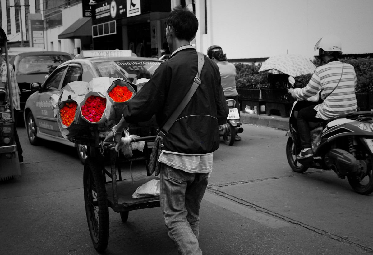 street_sell_flowers_thailand_black_and_white_colors_city_man-555732.jpg!d